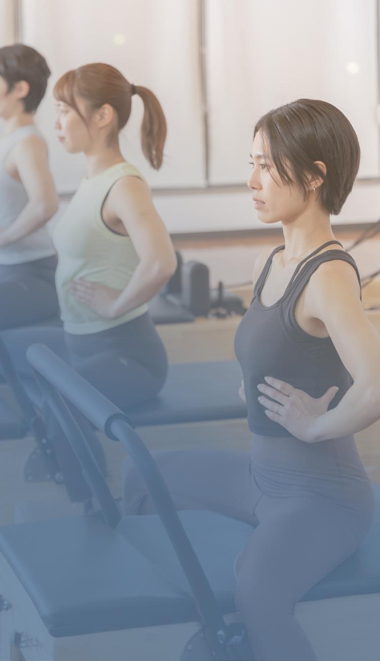 3人の女性がピラティスをしている