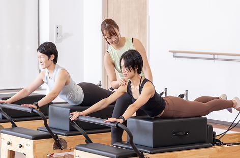 二人の女性が指導を受けている